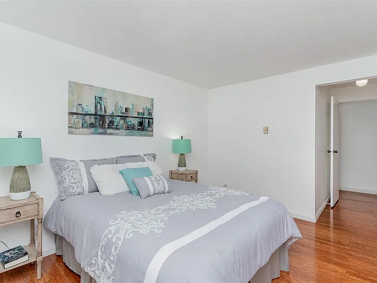 10211 NE 16th Pl #R8 — Photo 20