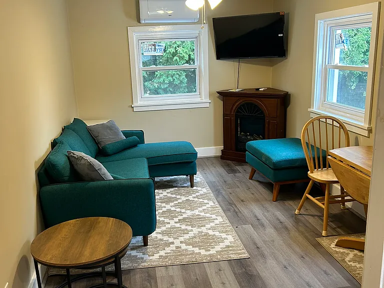 907 E Chocolate Ave #D — Photo 3