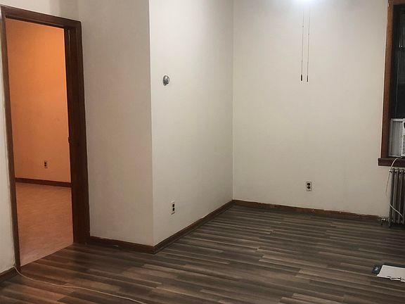 3rd image of 162 Mallory Ave #2