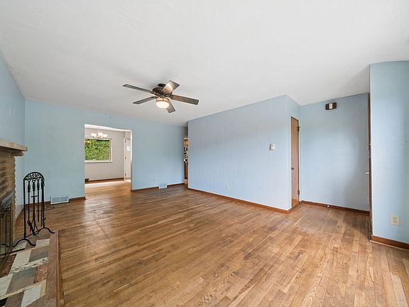 5th image of 270 Roycroft Ave