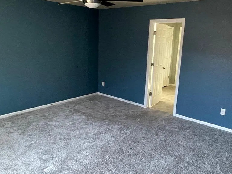 Main bedroom
New vinyl flooring installed (no carpet)
