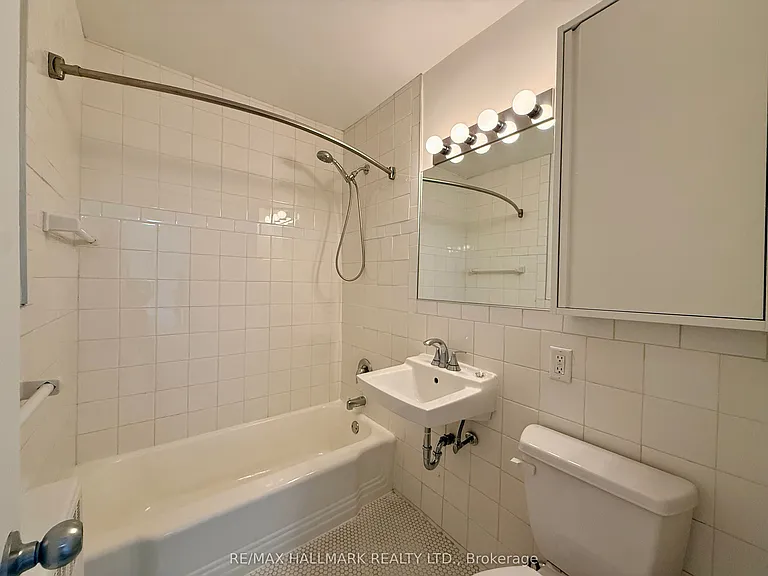 28 Upper Canada Dr #403 — Photo 6