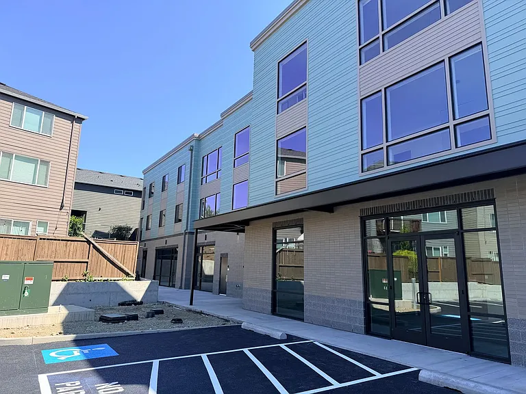 Abbey Creek Square Luxury Apartments — Photo 32