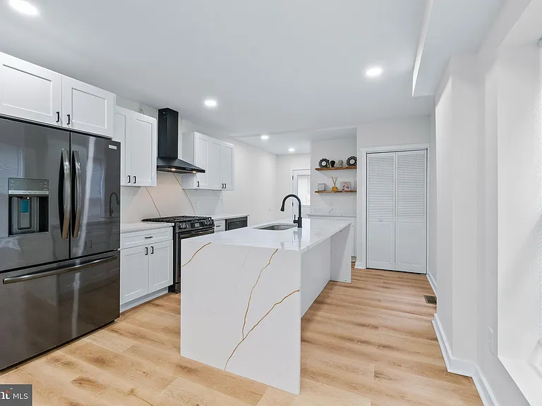 530 E 38th St — Photo 10
