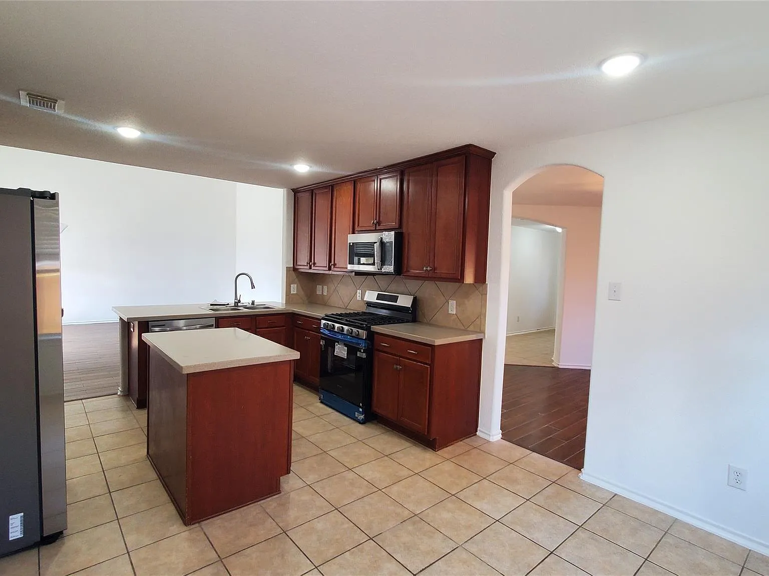 4 bed, 2.5 bath, 2558 sqft, $2,400 — Photo 4