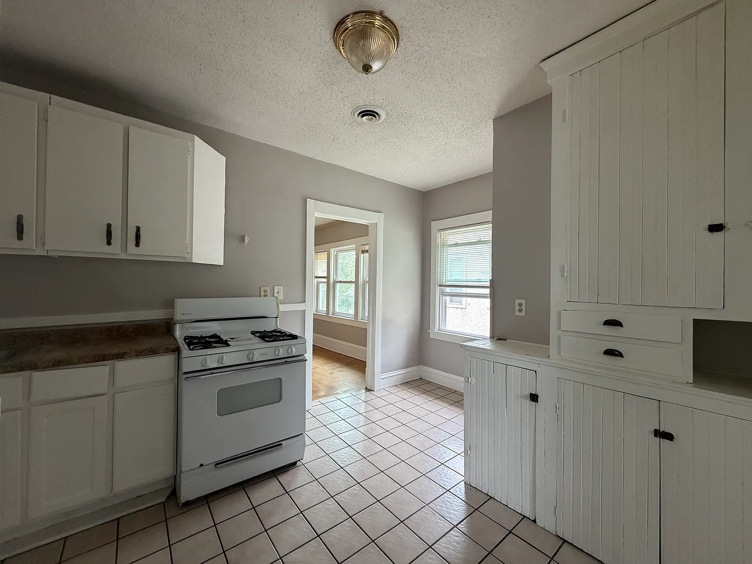 2 bed, 1100 sqft, $1,600 — Photo 2