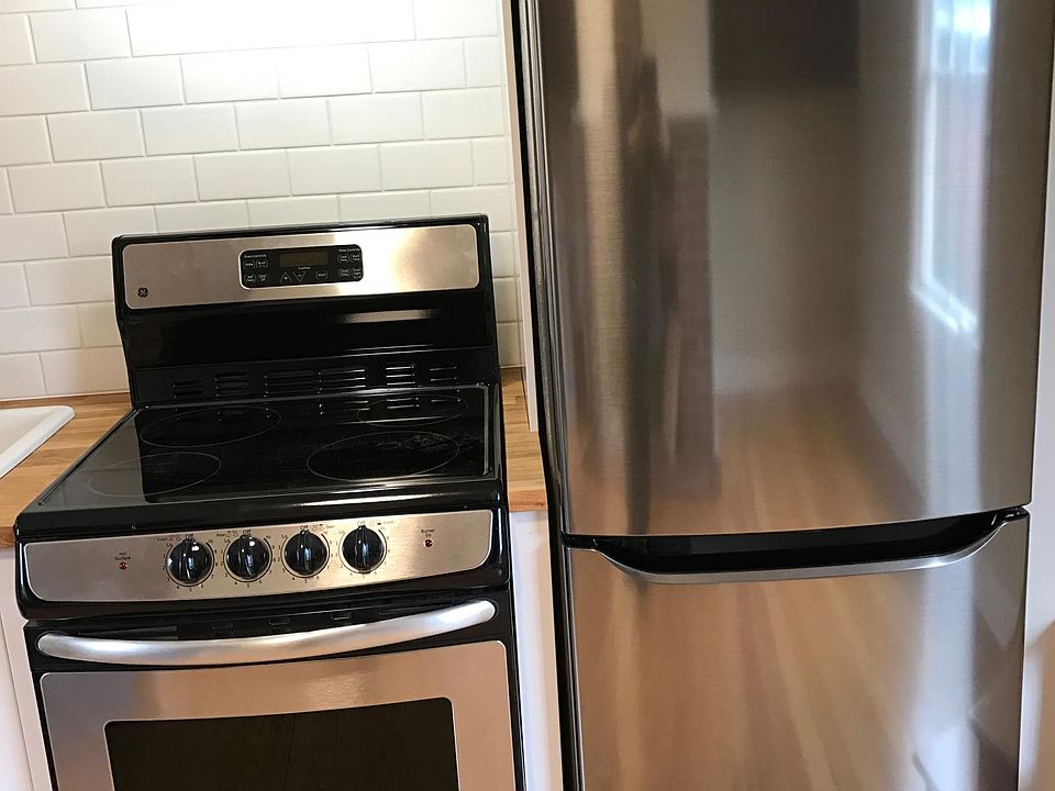 High powered oven with ducted exhaust, over / under euro style fridge / freezer.