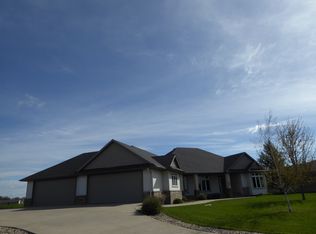 720 Simplicity Dr, Ellendale, MN 56026