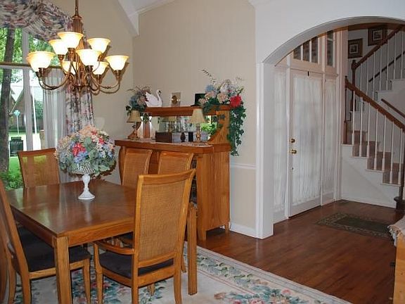 2 story entry opens to formal dining room