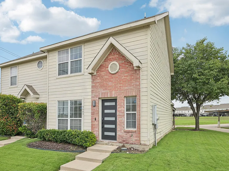 5609 Giddyup Ln — Photo 2