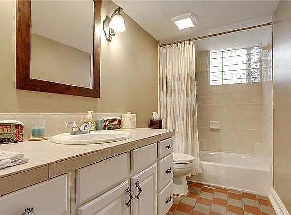 4th image of 1135 Burgundy St