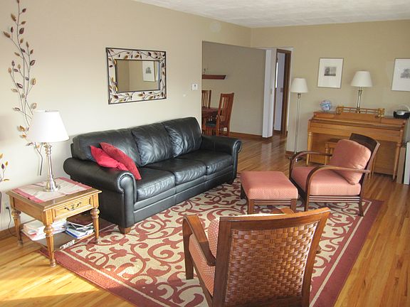 Spacious, bright living room