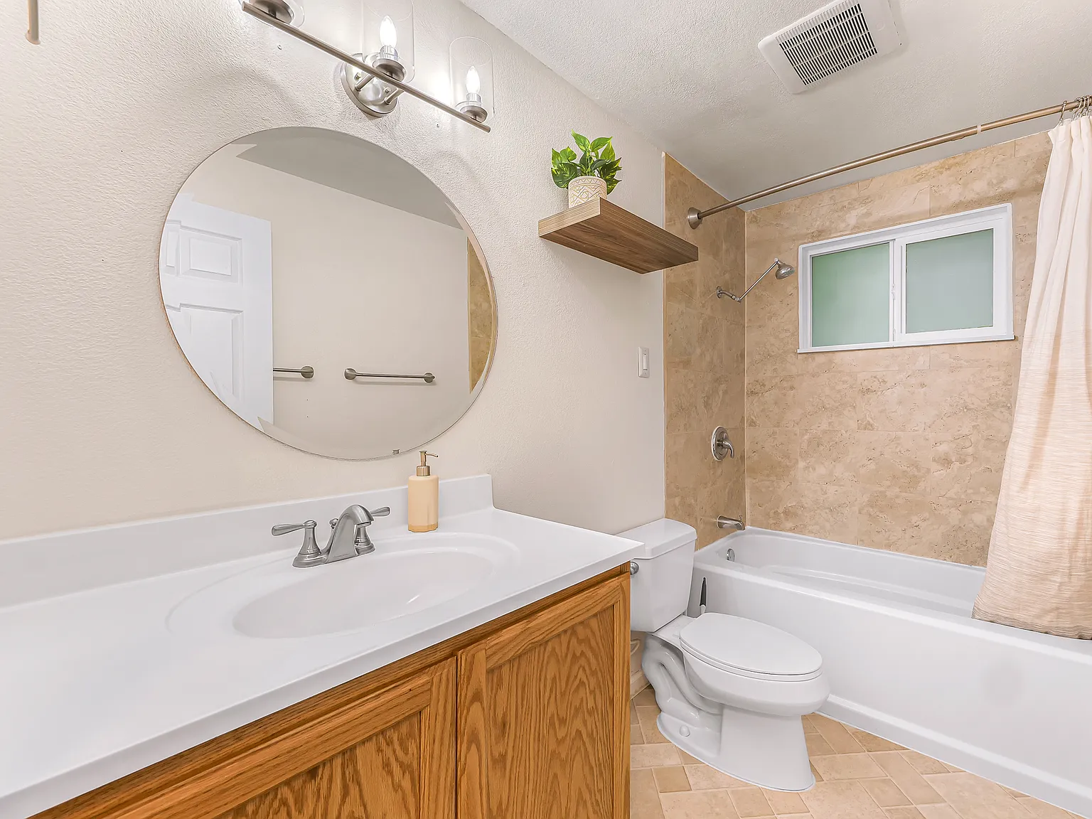 2 bed, 768 sqft, $2,200 — Photo 3
