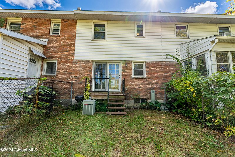 2nd image of 19 Garland Court