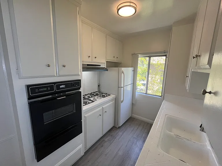 812 N Martel Ave #10 — Photo 10