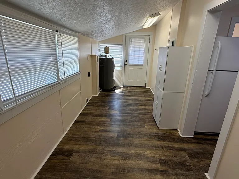 300 N James Ave — Photo 6