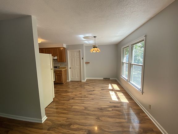 4th image of 658 Chesterfield Cir