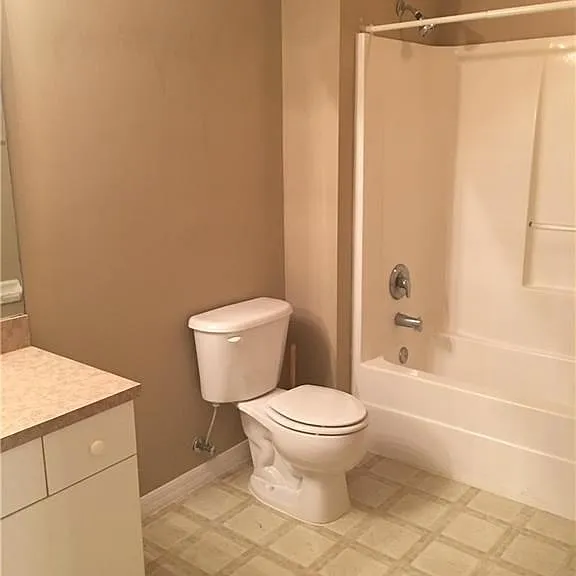 2106 McArthur Ave — Photo 5