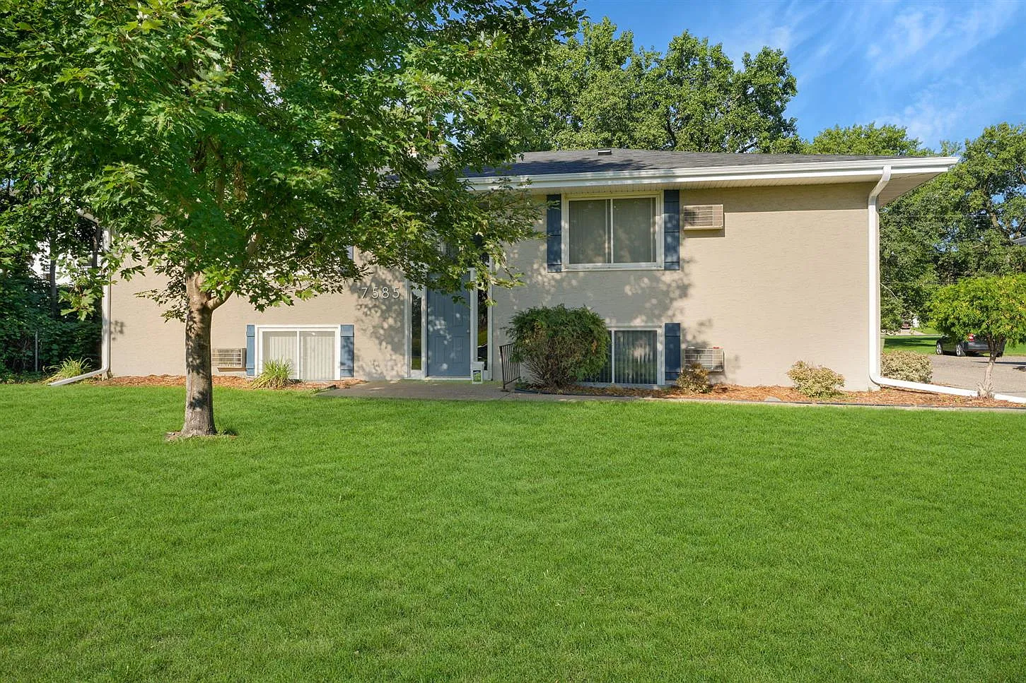 7585 Cloman — Photo 2