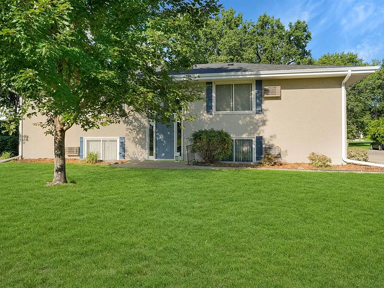 7575 Cloman Way — Photo 3