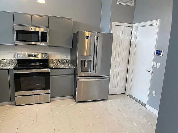 4th image of 826 Delfino Pl