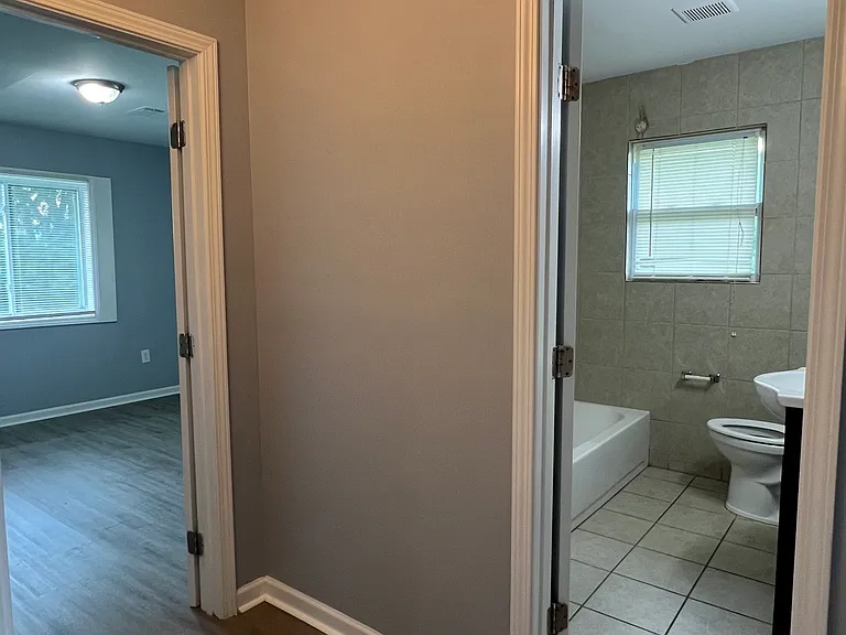 305 W Oak St #B — Photo 10