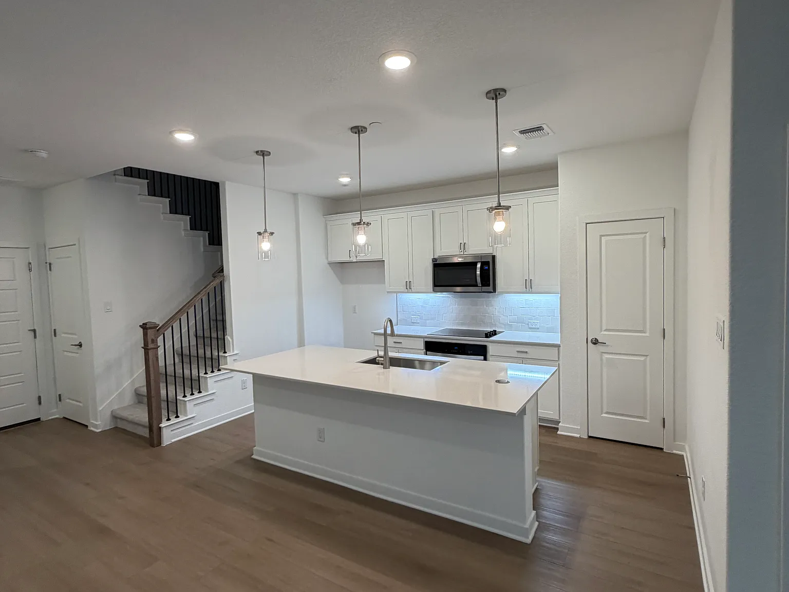 3 bed, 1881 sqft, $2,300 — Photo 2