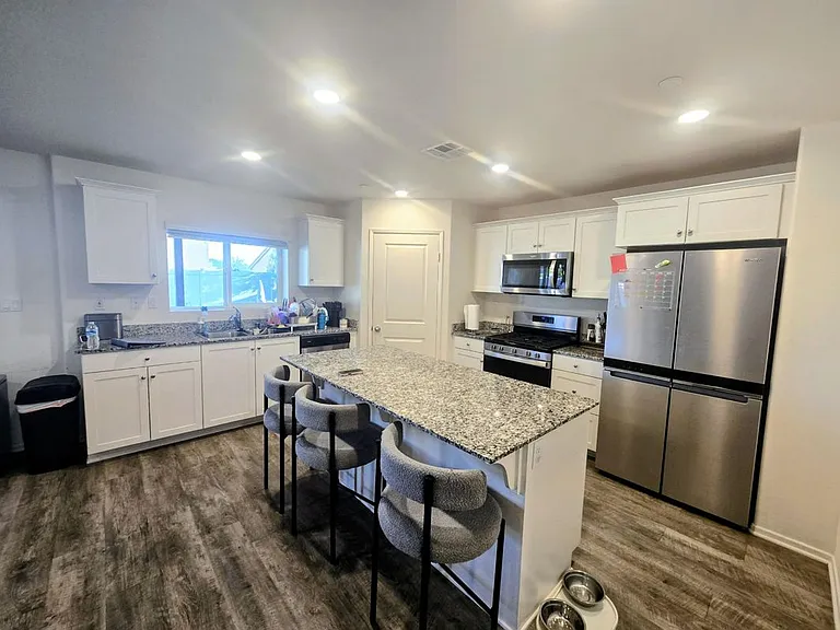 1231 Memorial Ave — Photo 10