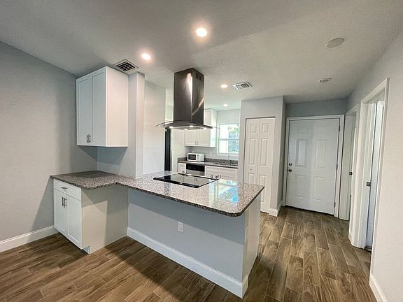 3rd image of 1528 Oak Park Ave