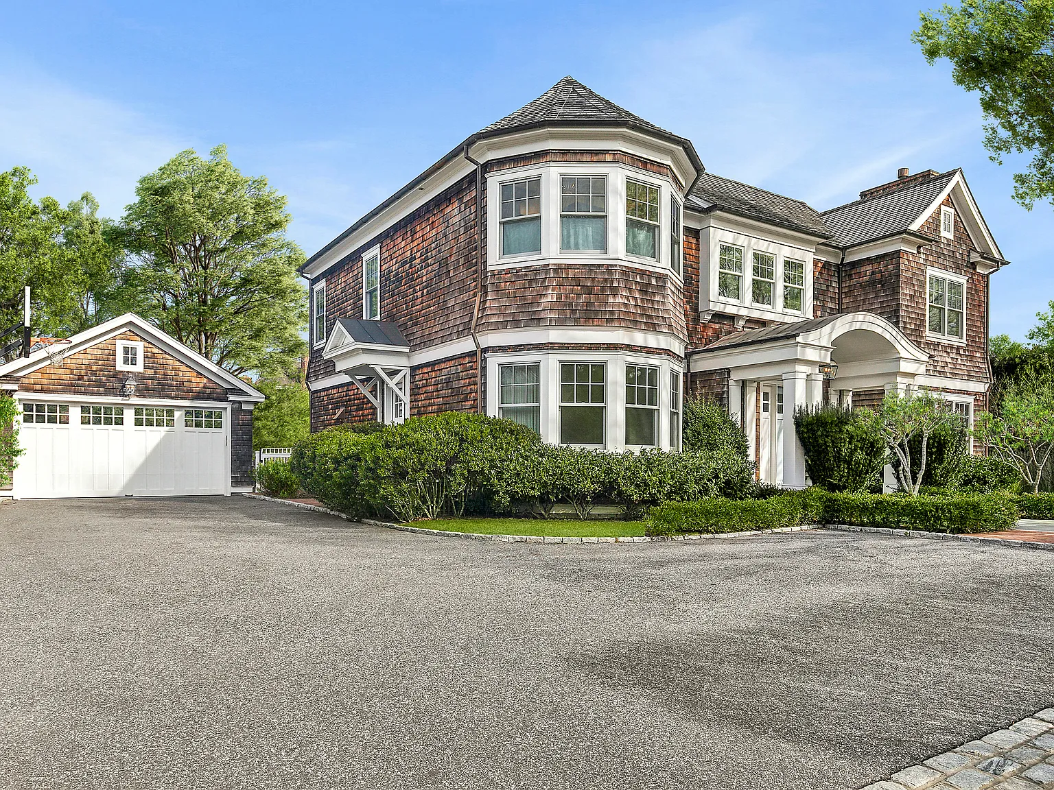 Luxury Southampton Village Rental Elegant Shingle-Style Estate — Photo 2
