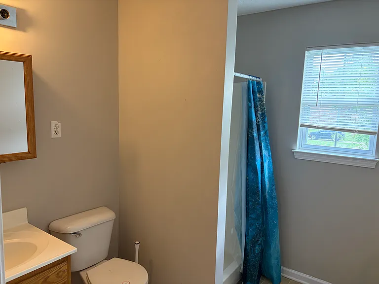 100 Laurel Ln — Photo 4