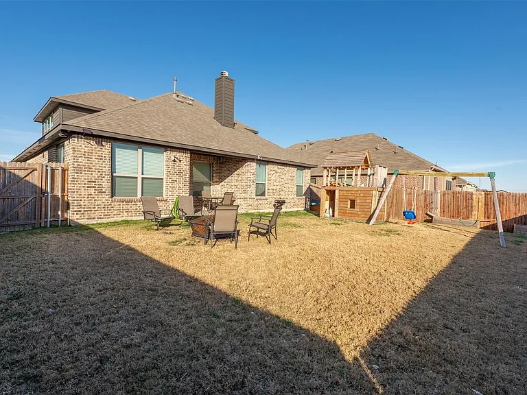 717 Seabourne Dr — Photo 4
