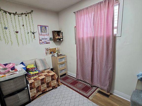 4th image of 48 Glanvil Cres