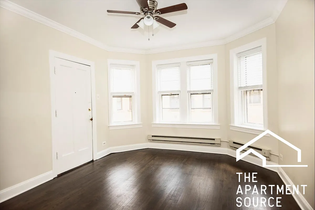 Building Photo - 3824 N Greenview Ave #2W