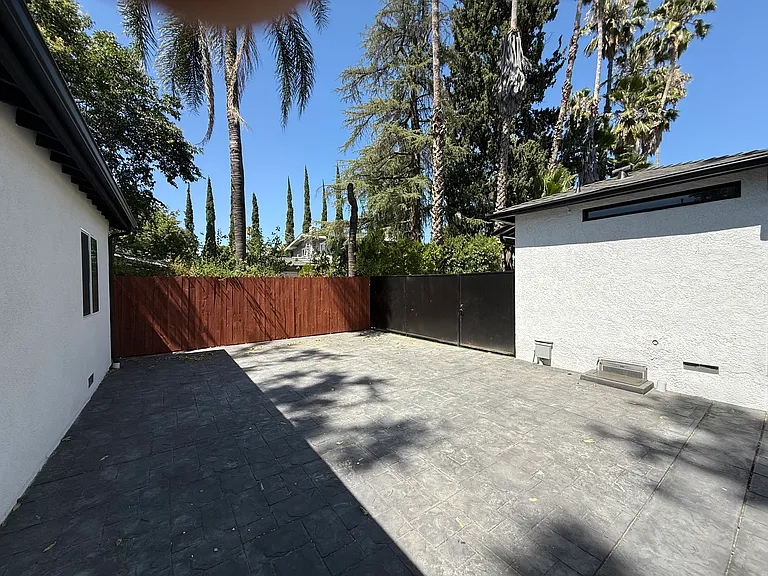 7725 Owensmouth Ave — Photo 22