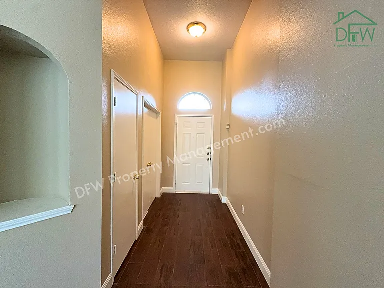 317 Oak Meadow Ln — Photo 2