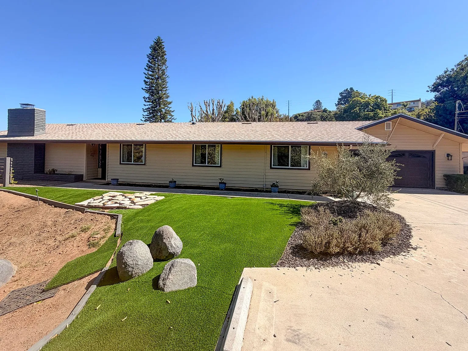 4 bed, 2070 sqft, $4,950 — Photo 3