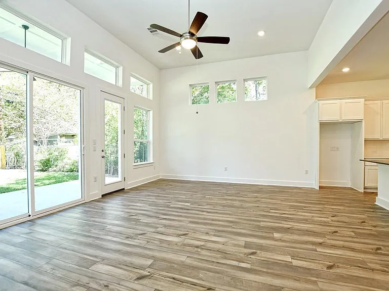 402 Zennia St — Photo 6