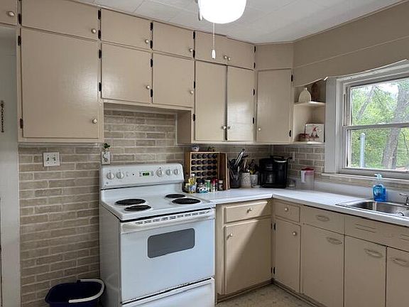 2nd image of 2314 Cedar Ave