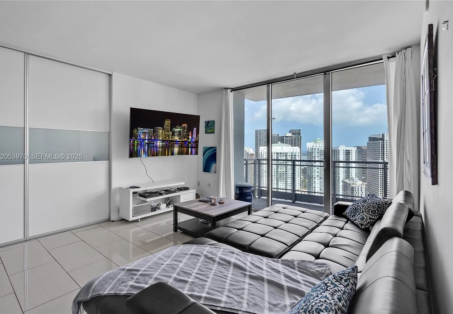 Ivy Condo — Photo 1