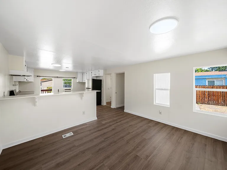 562 Eastwood Dr — Photo 4