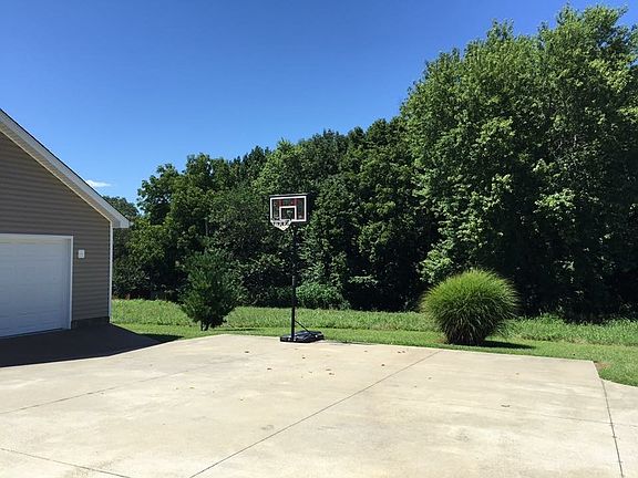 5th image of 213 Walnut Way