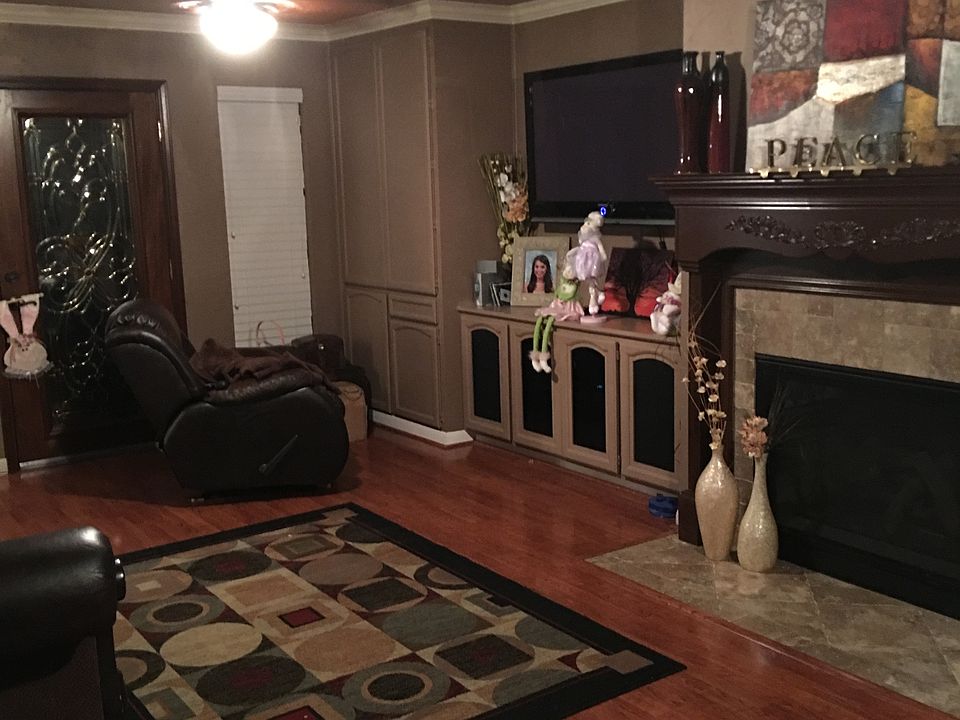 2nd image of 2806 Reynolds Ln