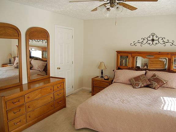 3rd image of 702 Oak Knoll Dr