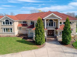 2 Tricia Ln, Barrington, IL