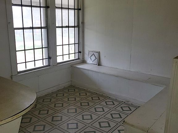 5th image of 214 Scarbrough St