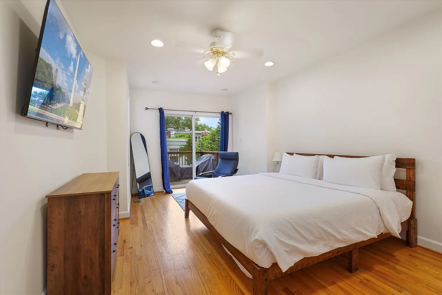 3 bed, 2.5 bath, 25833 sqft, $6,304 — Photo 3