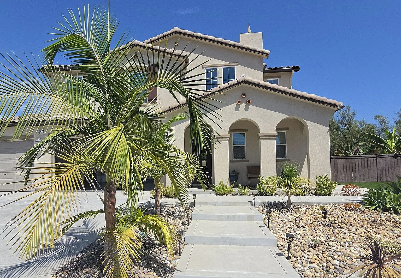 Beautiful Home In Oak Creek — Photo 1