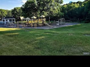 61 Meadow Pond Rd, Hamburg, NJ 07419