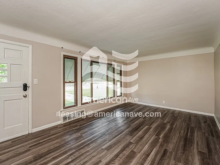 1304028_002_living_room_2.jpg